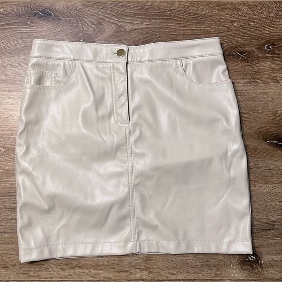 RACHEL ZOE Faux Leather Mini Skirt SIZE 6 Beige - Picture 1 of 3